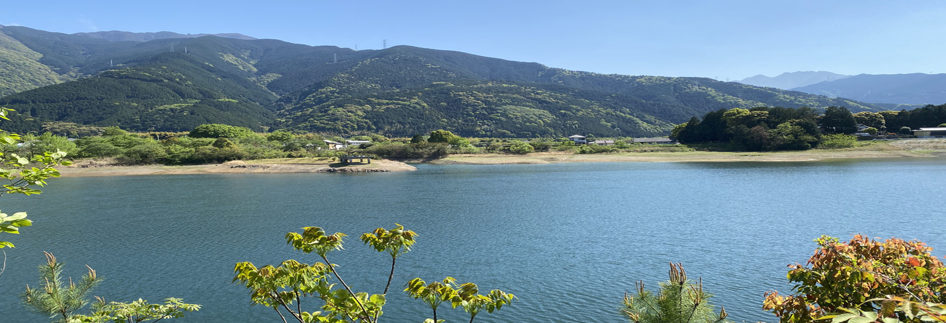 池田池の向こうに阿讃山脈が見える画像